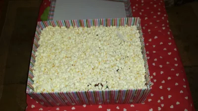 rad0330 - Prezent na siostry 18 zapakowany :D 10 paczek popcornu użytych do zasypania...