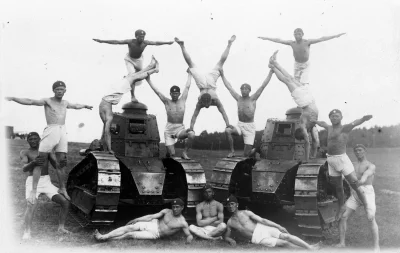 quiksilver - 1931 r. – Gimnastyka w szkole podoficerskiej. (fot.NAC/Rafiński Francisz...