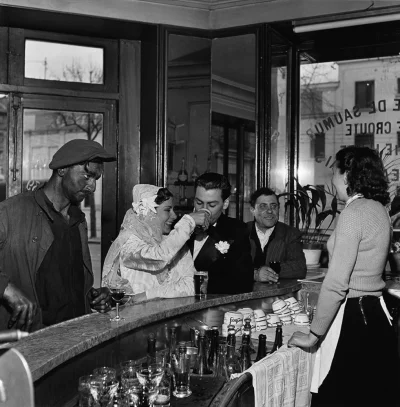 Zdejm_Kapelusz - Para młoda w kawiarni w dniu ich ślubu. Paryż, rok 1948. Fot. Robert...