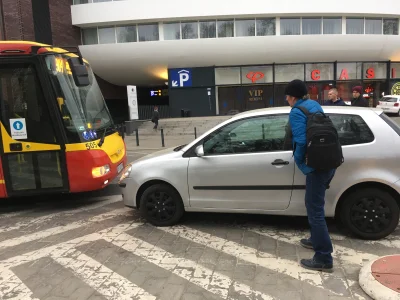 pusiolamacz - #wroclaw Autobus nie może przejechać, bo jakiś idiota zaparkował sobie ...