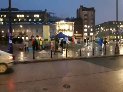 Szarozielony - Właśnie mijam zgromadzenie #kod na Placu Trzech Krzyży w #warszawa 
Je...