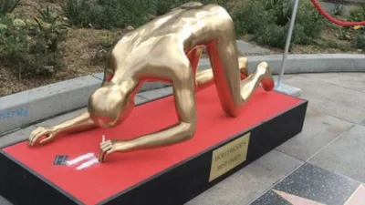 a.....a - Statuetka Oscara ludzkich rozmiarów wciągająca kokainę na Hollywood Blvd. u...