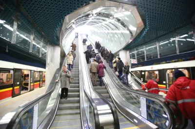 f.....r - #metro #warszawa
Stacja centrum nauki kopernik prezentuje się pięknie.