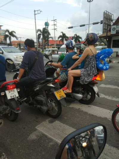 Panslaw - spotkać w tajlandii 4 osoby na skuterze to nie jest wyczyn, ale 4 turystów ...