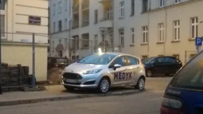 ludzik - ##!$%@? #poznan 
Między autem a siatką ze 30 cm odstępu. Nie wspominając, ż...