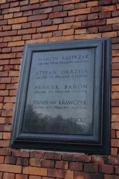 UsuniKonto - @PolakKatolik: Z Wikipedii: tablica na ścianie Cytadeli Warszawskiej