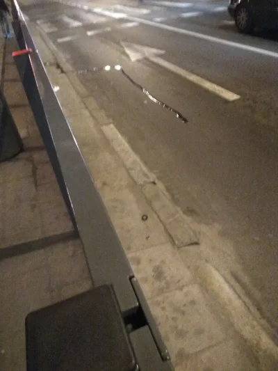 MirekCordi - Ja #!$%@? co za dzicz w #poznan..
Właśnie koleś oddał mocz na barierki n...