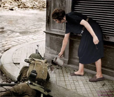 myrmekochoria - Kobieta nalewa herbaty żołnierzowi amerykańskiemu podczas walk w Norm...
