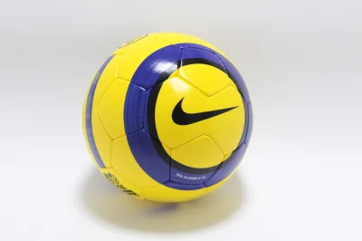 r.....a - @magic21222: najprawilniejsza piłka to Total 90 w wersji żółtej, która król...