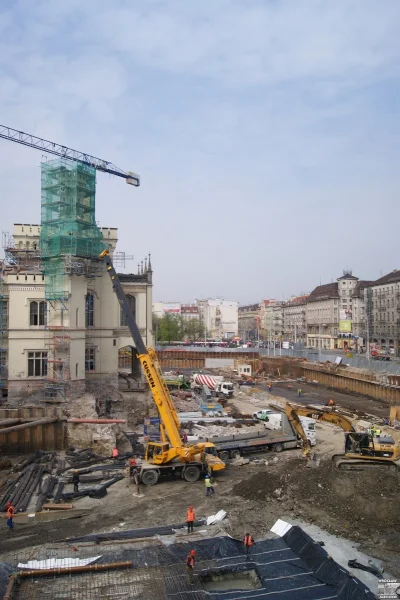 BartlomiejS - Budowa parkingu podziemnego przed dworcem Wrocław Główny widziana od st...