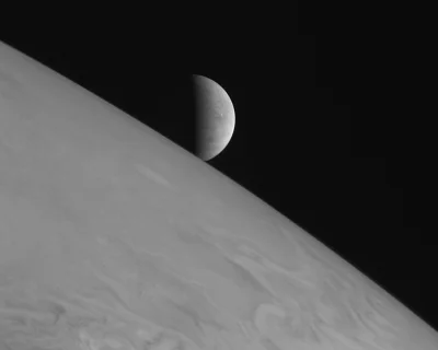 d.....4 - Europa nad atmosferą Jowisza, fotografia wykonana przez sondę New Horizons....