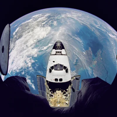 Zdejm_Kapelusz - Prom kosmiczny Atlantis (STS-71) sfotografowany z rosyjskiej stacji ...