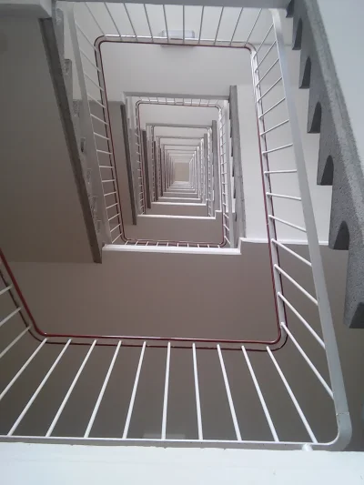 krabsik - Ile pięter? 
bo nie wiem czy wchodzić
#schodow #klatka