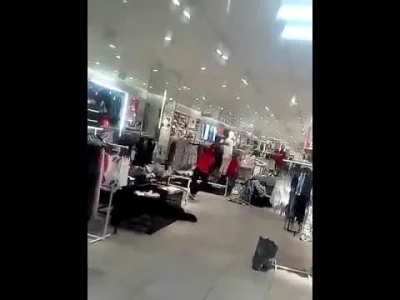 Tarec - 1. Poczuj się urażony skojarzeniem czarnego z małpą w reklamie H&M.
2. W ram...