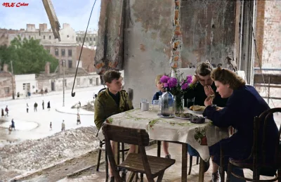 Antiax - Rodzina zasiadająca do posiłku w powojennej Warszawie - 1945. 

#fotografi...