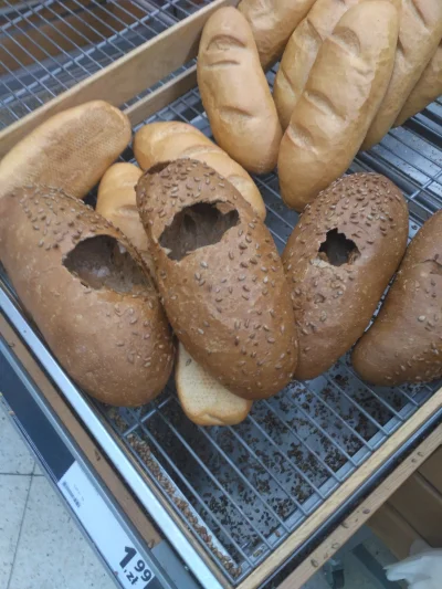 Nivis - Fajne te chleby w #tesco. Chyba wypiekane na Ukrainie, bo fajki już wyjęte xD...
