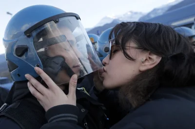 angelo_sodano - Susa (Włochy) - kobieta usiłuje pocałować policjanta podczas protestu...