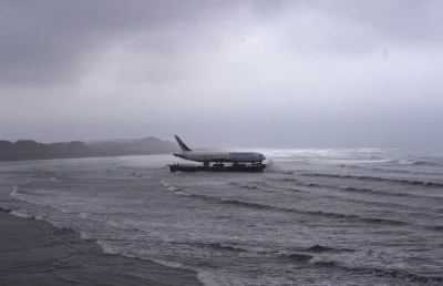 angelo_sodano - Boeing 767 transportowany na barce z port lotniczego Shannon do miejs...