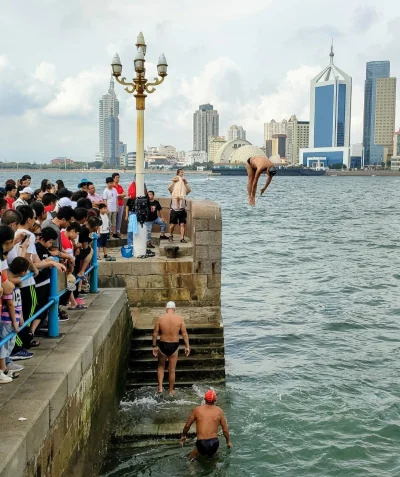 kotbehemoth - Jedną z rozrywek starszych ludzi w Qingdao są skoki z molo do morza. Wi...
