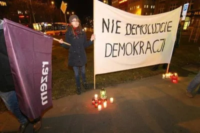 gulamin - Protest partii Razem przed PiS we Wrocławiu. 2 uczestników i 14 zniczy.
Re...