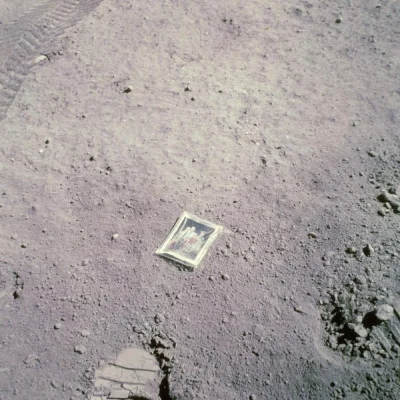 HaHard - Astronauta Charles Duke pozostawił na księżycu zdjęcie własnej rodziny. Apol...