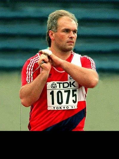 jarema87 - Najstarszy rekord świata mężczyzn. Koleś rzucił 30 lat temu młotem 86,74 m...