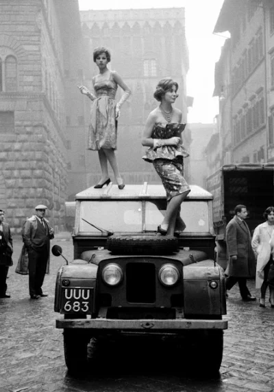 N.....h - Modelki na samochodzie Land Rover we Florencji.
#fotohistoria #1958