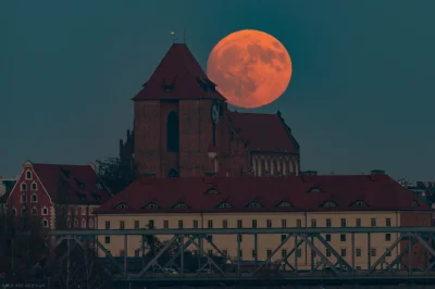 Nightscapes_pl - Dzisiejszy wschód Księżyca nad katedrą św. Janów w Toruniu. 

34/1...