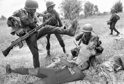 p.....n - @partan: Obrazek przedstawiający żołnierzy i rannego cywila podczas wojny w...