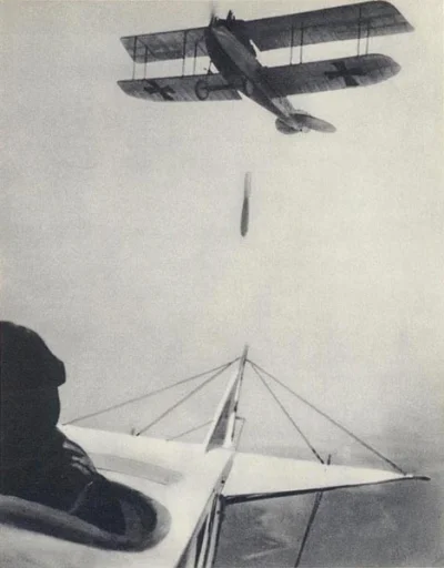 p.....k - Rumpler C1a zrzuca bombę. Jedno z niewielu zdjęć samolotów z IWŚ z bliska w...