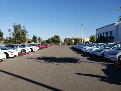 anon-anon - W Kalifornii Tesla eksperymentuje z dostawą aut - "przyjdź i wybierz z pl...