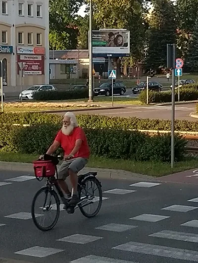 Zgroza - A Mikołaj ma wakacje i po #elblag sobie śmiga na rowerze. #elblag #elblague ...