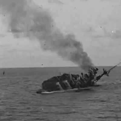 enforcer - Uciekający marynarze na kadłubie HMS Barham, na chwilę przed eksplozją - 2...