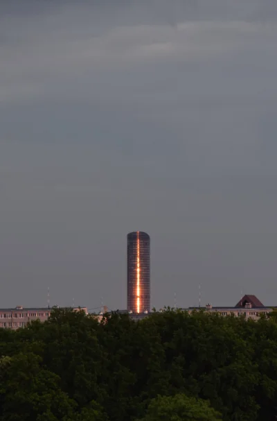 Hoverion - Odbicie zachodzacego słońca w szybach Sky Tower
#mojezdjecie #fotografia ...