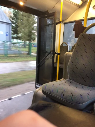 s.....z - Co sie #!$%@? xD jadę sobie autobusem do roboty a kierowca jedzie z otwarty...