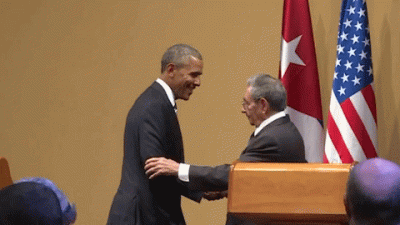 Migajaca_dioda - Raul Castro nie pozwala się poklepać po plecach

O jak kisnę z teg...