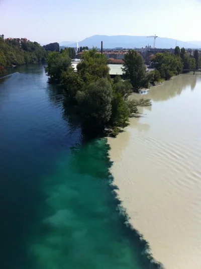 tomy86 - Rzeka z lewej to Rodan, który kilometr wcześniej wypłynął z czystego Jeziora...