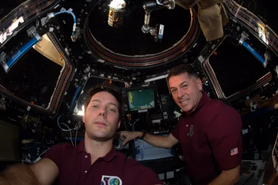 d.....4 - Kosmiczne selfie w module obserwacyjnym Cupola z widokiem na japońską kapsu...