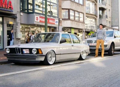 GodSafeTheQueen - #cultstyle #niskoiszeroko #bmw #samochody 

Bawareczka :D