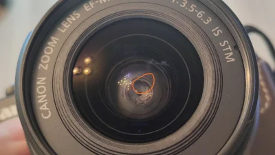 xerxes931 - Kupiłem wczoraj kita Canon EOS M100, dziś zauważyłem że wewnątrz obiektyw...