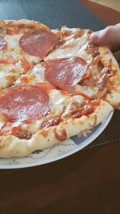 skrzypsonPK - pizza własnej roboty w formie gifu, smacznego

#slodkijezu #jedzenie