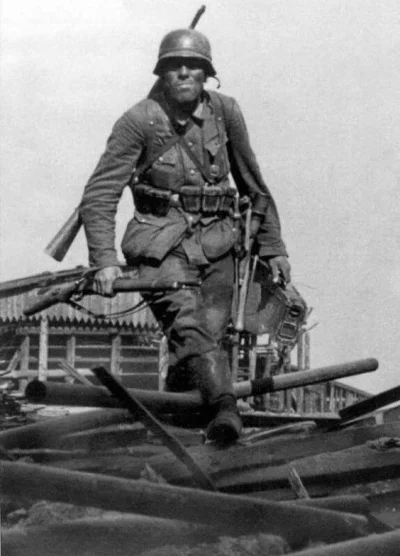 brusilow12 - Niemiecki żołnierz przemierza gruzy Stalingradu

#fotohistoria #iiwojn...