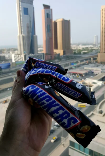 Shewie - Snickersy po pokonaniu dystansu 150m od sklepu do domu.
#dudaj #dubaj #first...