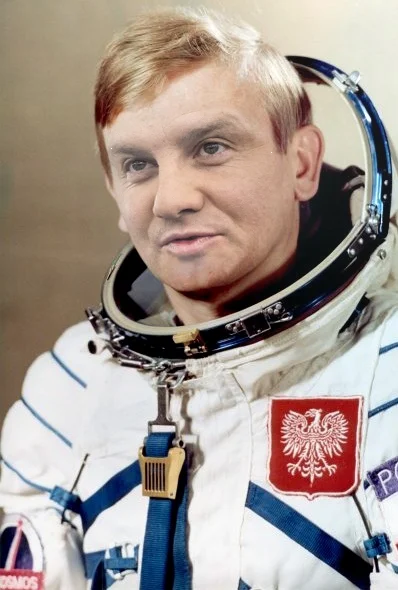 Moonman - prezydent w przestrzeń wystrzelony ( ͡º ͜ʖ͡º)
kosmonauta niestrudzony 

...