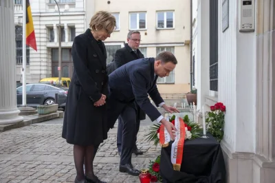 I.....o - Trzeźwy Andrzej Duda zabiera kwiaty tym razem spod ambasady Belgii. 
#zama...