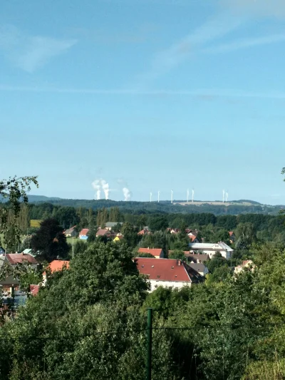 Saitaver - Jestem w Polsce, patrzę na farmę wiatrową w Czechach, obok której widać dy...