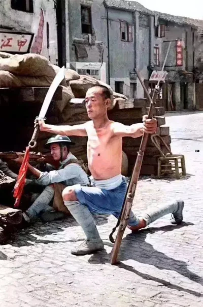 Mleko_O - #iiwojnaswiatowawkolorze

Chiński żołnierz ćwiczy w przerwie od walk, Sza...