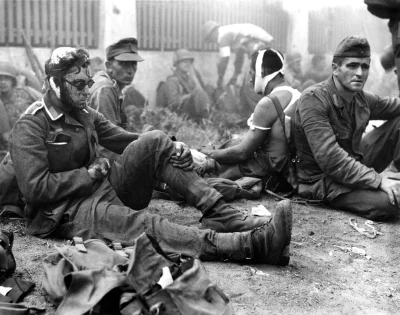 N.....h - Ranni żołnierze niemieccy (podczas operacji Dragoon) jako jeńcy czekający n...