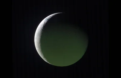 irytacjaniebosklonu - Ciemna część Enceladusa oświetlona światłem odbijanym przez Sat...