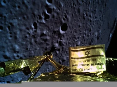 maver - Selfie lądownika izraelskiego z księżycem w tle, 22 km nad powierzchnią.

#...